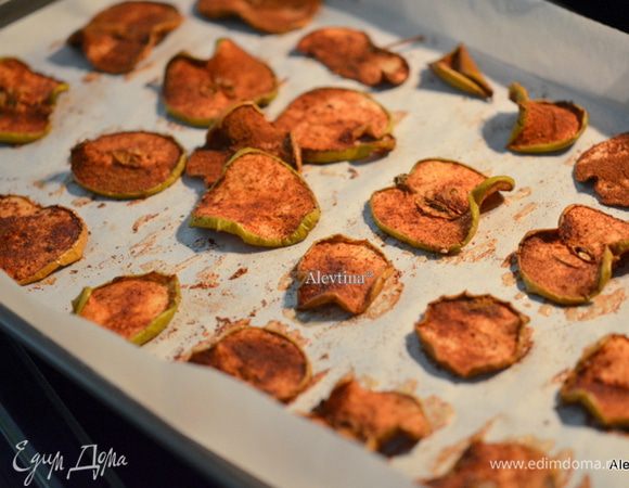 Готовые чипсы употребляем или украшаем яблочную выпечку ею.