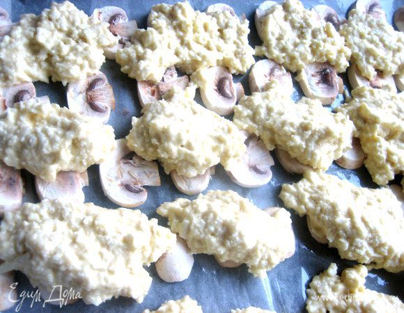 Сверху покрываем сырной массой.