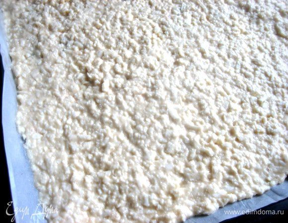 Разравниваем аккуратно по всему противню. Отправляем в разогретую до 180* духовку на 10 минут.