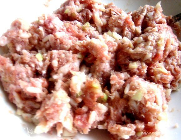 В фарш добавляем лук,яйца,солим,перчим,как на котлетный фарш.