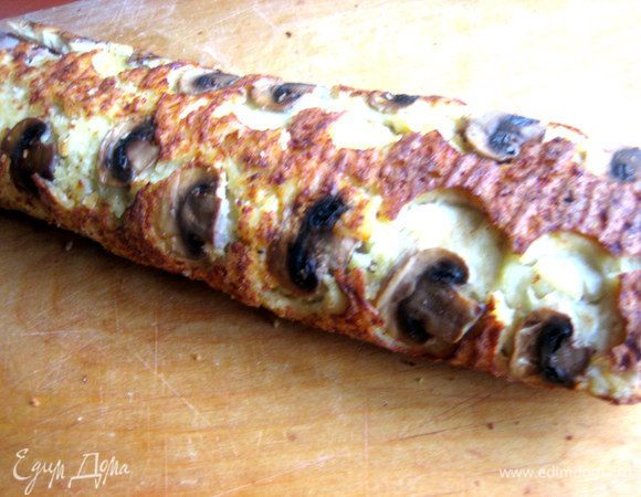 Сразу переносим на доску и сворачиваем горячим рулетом,отнимая от него бумагу...Некоторые грибочки (если всё-таки Вы решились с ними печь!) можно помочь отделить от бумаги лопаткой))