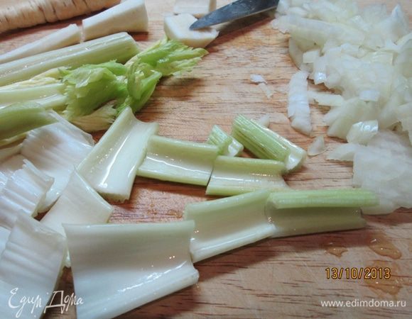 Вскипятить 0,7 л воды, положить порезанные сельдерей и корень петрушки, варить мин. 20. Оставить, чтобы отвар пропитался ароматами петрушки и сельдерея.
Для клецек очищенный лук измельчить и обжарить. Остудить.
