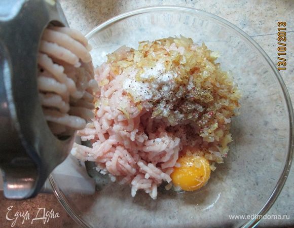 В это время срезать с грудок мясо, прокрутить его через мясорубку. Должно получиться 500 гр фарша. Добавить обжаренный лук, желток, посолить, поперчить. Сформировать небольшие шарики (у меня получилось 22 шт.) – это и есть наши «цыплятки».
Вскипятить воду, посолить. Отварить клецки (я это делала в 2 приема). Переложить готовые клецки в тарелку, пусть ждут своего часа.
