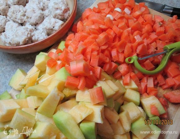 Тыкву, морковь, лук, чеснок порезать кубиками. 
Разогреть в широкой кастрюле с толстым дном оливковое масло (3 ст. л.), обжарить лук.
Добавить остальные овощи и куркуму, готовить без крышки 10 мин.
