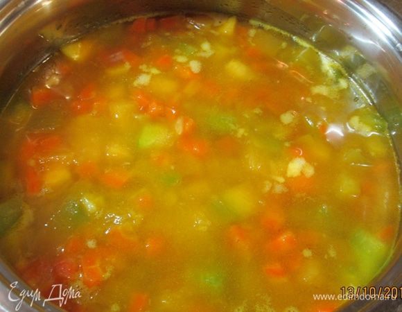 Влить коньяк и вино, тушить еще 6 мин. без крышки, дать выпариться алкоголю.
Отвар процедить в кастрюлю с овощами, варить после закипания 20 мин.
