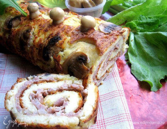 И отрезаем порцию сытного сырно-мясного рулетика)))