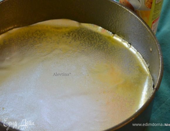 Разогреть духовку до 180 гр. Смазать съемную форму 23 см сливочным маслом,выстелить на дно бумагу для выпечку.