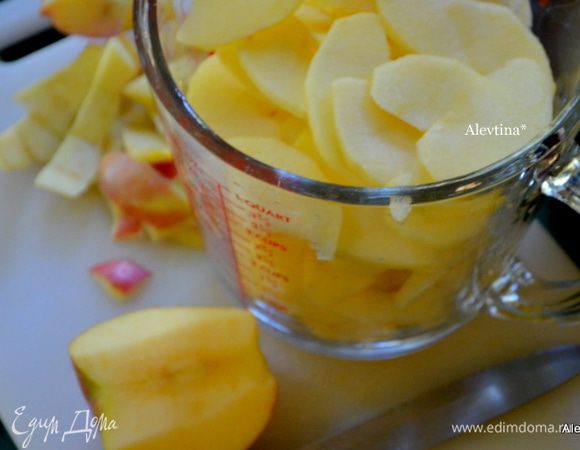 Яблоки очистим и тонко порежем. У меня сорт сладкий Фуджи.