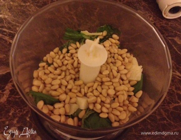 Туда же добавляем кедровые орешки, сыр, порезанный кусочками, масло