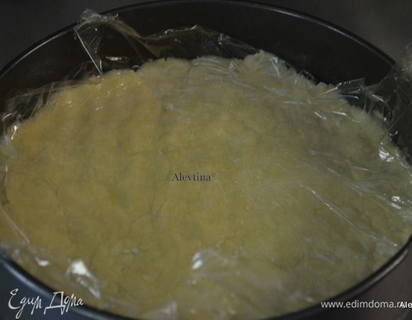 Выложим тесто в приготовленную форму,лучше использовать пищевую пленку. Прижимаем слегка, утрамбовываем аккуратно тесто по форме.