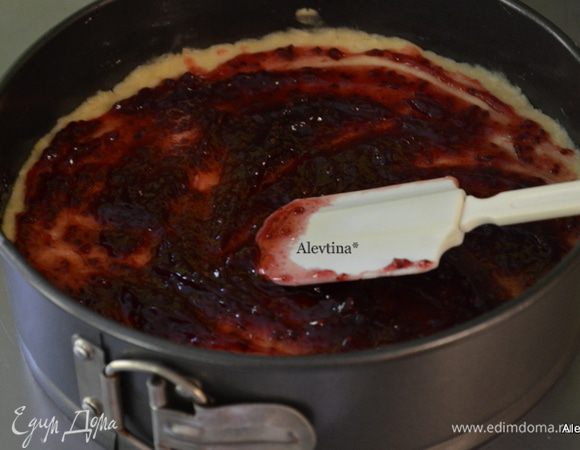 Затем поверх выложим малиновый джем.