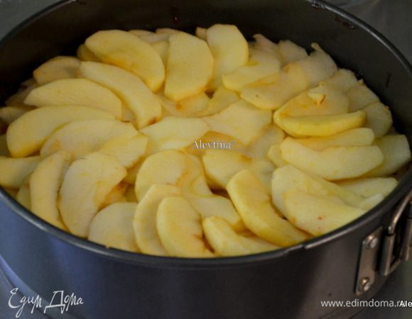 Затем укладываем яблоки в беспорядке или по кругу.