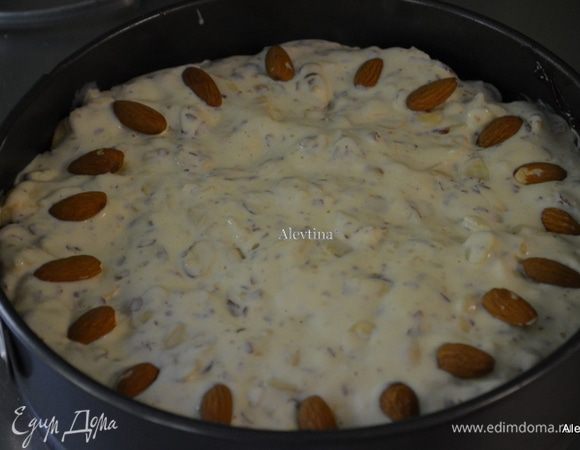 Смешаем все хорошо ингредиенты для топпинга. Аккуратно распределим по поверхности яблок,затем выложим  миндаль целый.
Поставим в разогретую духовку на 55-65 мин. Дать остыть.