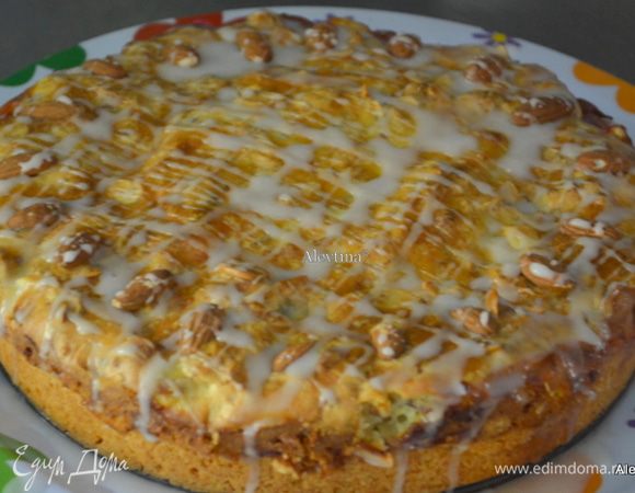 Снять кольцо. Смешаем сахарную пудру с лимонным соком для глазури. Выльем струйкой поверх кекса.