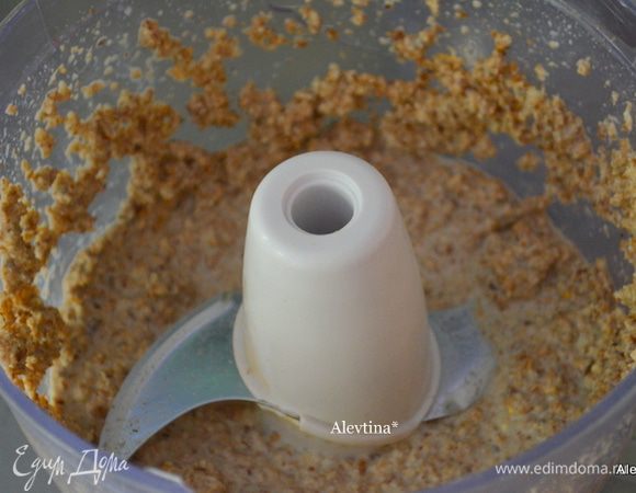 Хлеб раскрошить (буханка идет не вся, а лишь на 3 стакана) и размолоть в фудпроцессоре. Затем добавить молоко и вустерский соус. Пропульсировать еще раз в фудпроцессоре, масса будет похожа на пасту.