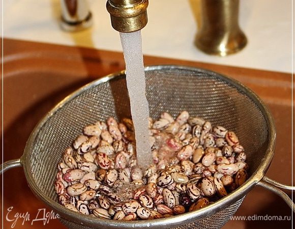 Промоем хорошо. Холодной проточной водой.
Видите – какая красивая. Пусть пока в ситечке лежит. Сушится.
