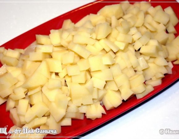 Несколько картошков. Сначала почистить. Потом порезать. Некрупно.