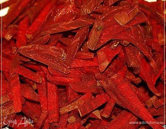 Свеклу покрошим соломкой.