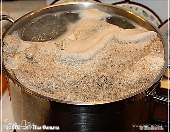 Закладываем в кастрюлю в водой. И ставим на сильный огонь. Доводим до кипения и пеновыделения.