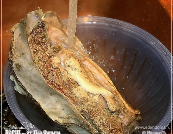 А мясо хорошо промываем опять-таки проточной холодной водой. Да. Если кого смущает, что воду прямо из-под крана берём, так сказать, то прошу учесть – скважина своя и очистка имеется. Так что воду спокойно из под крана пьём.