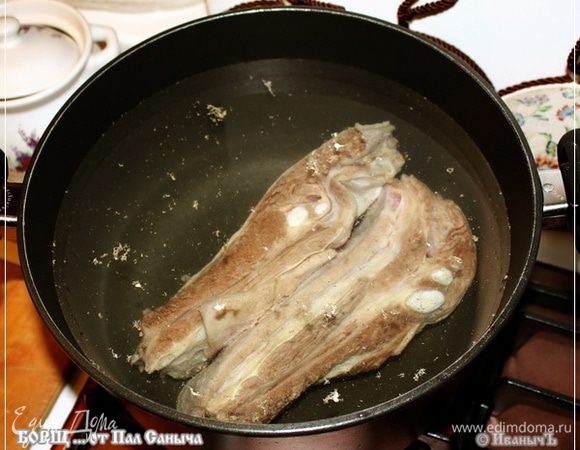 Потом мясо кладем в мой чугуниевый кастрюлеказан, который на все случаи жизни хорош. Заливаем колодезной водичкой и ставим на огонь. Сильный.