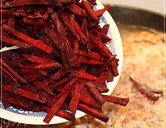 Снова ждём, пока закипит, и закладываем свеклу.