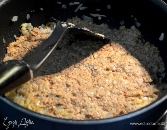 Выложить хлебную крошку в общую массу и готовить все вместе примерно 4 минуты. Снять с огня и дать остыть.