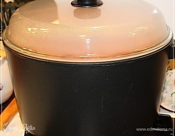 Вот тут я с умным видом Паше и заметил, что мол, варить ещё долго и капуста будет мягкой. Нехрусткой. На что получил ответ:
- Ты что ли заяц? Хрустеть капустой в Борще? А те, кому надо – пусть хрустят. Мы не будем.
Минут через пяток накрываем крышкой и убавляем огонь до минимума. Пусть томится. Часа четыре. А лучше пять.
