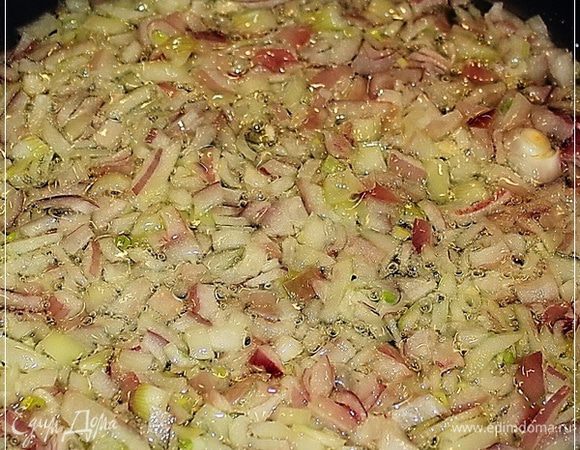 Пока суть да дело, часика через три, готовим зажарочку.
Лучок высыпаем на хорошо разогретую сковородку. На которую предварительно плеснули маслица из виноградных косточек. И как только лучок помягчал, даже и не зазолотился ещё …
