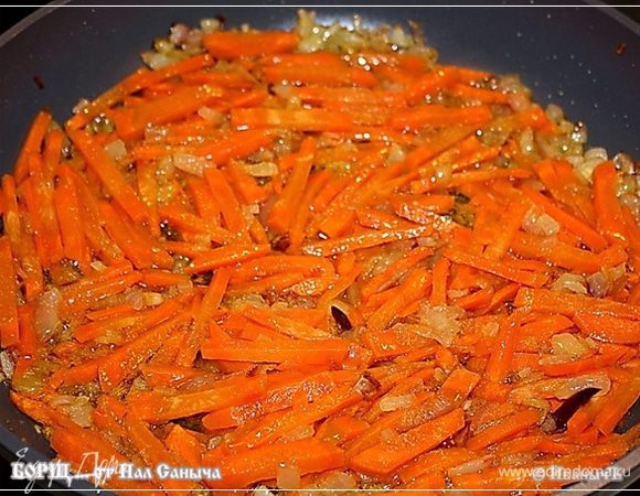 Выкладываем морковку.
Хорошо перемешиваем …
И тушим. Довольно долго. Пока морковка не станет мягкая. 
