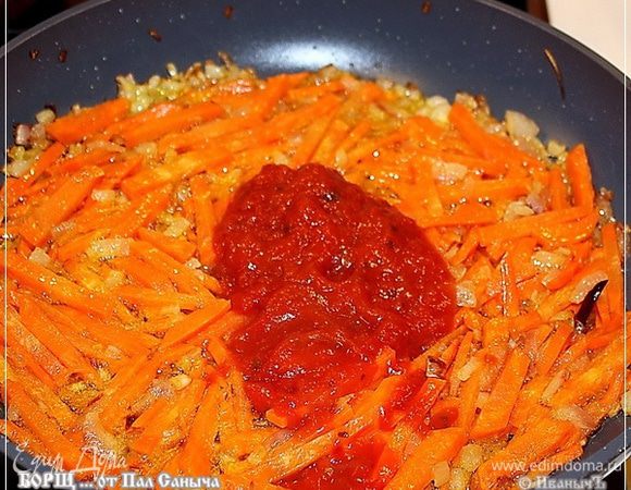 А потом выкладываем помидорно-базиликовый консерв (помидорков хороших может и не попасться,  тогда вполне можно взять консервированные, у меня итальянские помидорчики с базиликом).
Перемешиваем. И через пару минут по кухне разносится изумительный летний аромат.