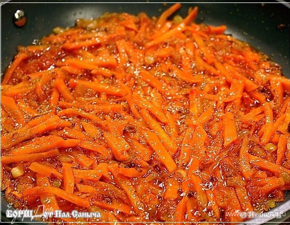 Убавляем огонь. Накрываем крышкой и оставляем тушиться. 
Долго тушим. До полного размягчения морковки.
