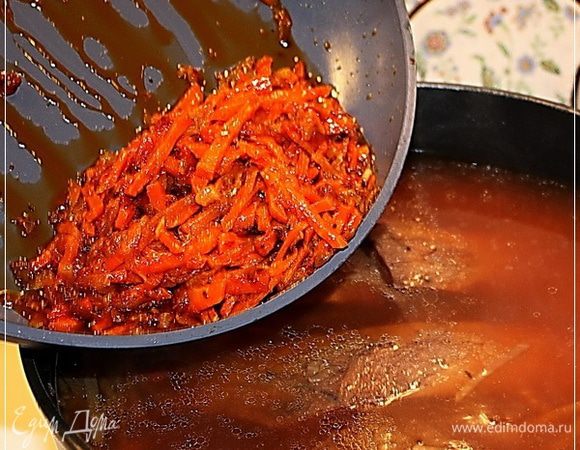 И отправляем содержимое сковороды во всё остальное.