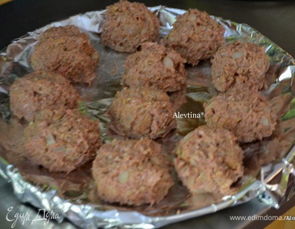 Смешать в емкости фарш, яйцо, добавить хлебную смесь, все хорошенько перемешать. Закрыть пленкой и поставить в холодильник на 30 мин.
Разогреть духовку до 200°С. Противень покрыть фольгой. Смазать маслом.
Сформировать шарики, по рецепту должны быть маленькими.
Поставить в духовку и запекать до готовности. Маленькие 20 мин. Большие - время увеличить.