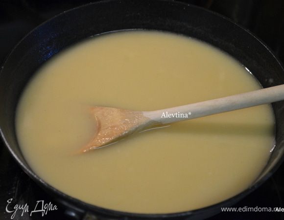 Приготовить соус: растопить сливочное масло, добавить муку. Обжаривать примерно 3 минуты. Добавить затем куриный бульон, вустерский соус. Помешивая, готовить 5 мин.
Готовый соус можно процедить.