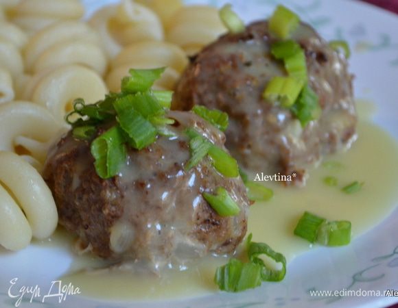 Подаем готовые фрикадельки с соусом и зеленью или шнитт-луком. Приятного аппетита.