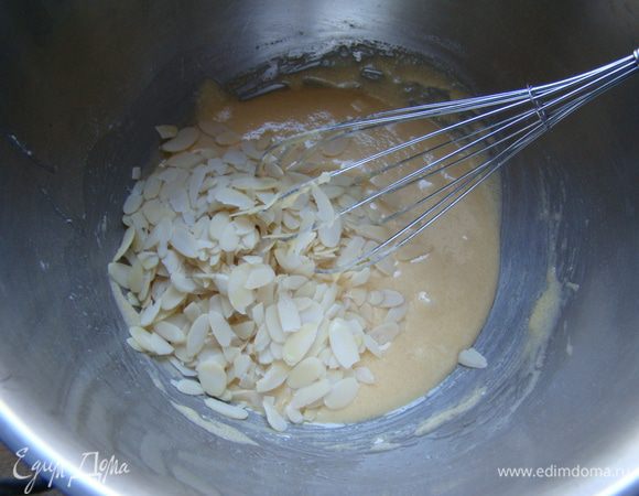 Всыпаем миндальные лепестки, размешиваем. Чайной ложкой выкладываем на противень.