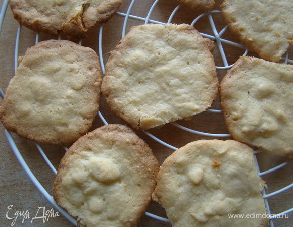 Выпекать при 160"С около 15 минут. Остудить на решетке.