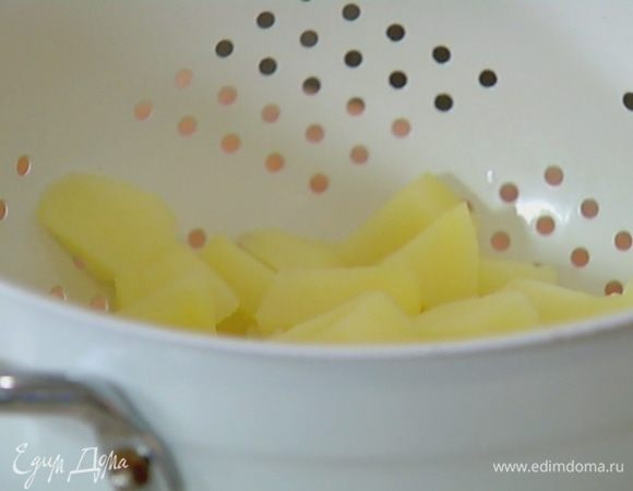 Картофель почистить, нарезать кубиками и отварить почти до готовности — он должен остаться упругим.