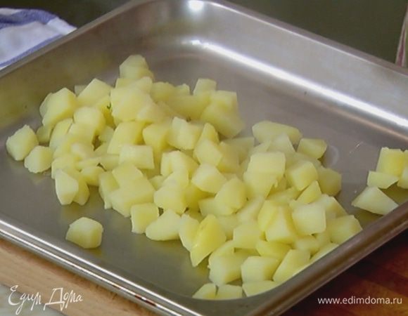 Слить воду, выложить картофель на противень, посолить, поперчить, сбрызнуть 2 ст. ложками оливкового масла и отправить в духовку под гриль на несколько минут.