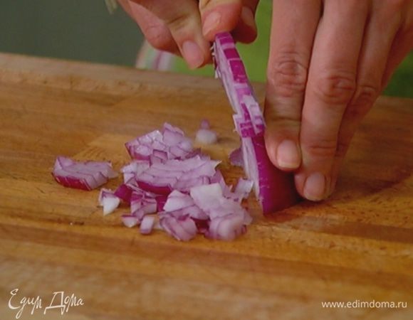 Красный лук почистить и мелко порубить.