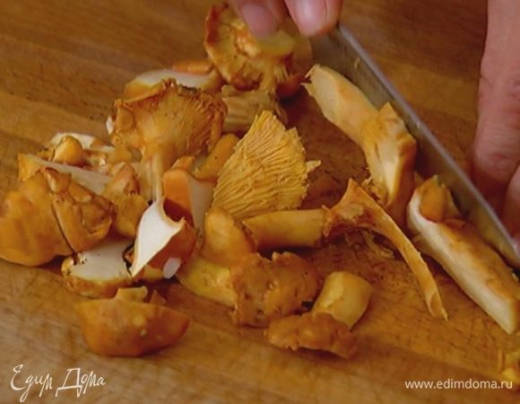 Лисички порезать не слишком мелко.