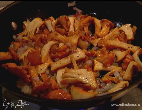 Разогреть в сковороде оставшееся оливковое масло и немного обжарить лук, затем добавить лисички, посолить, поперчить и, помешивая, обжаривать 2–3 минуты, пока лук не станет прозрачным (крышкой не закрывать!).