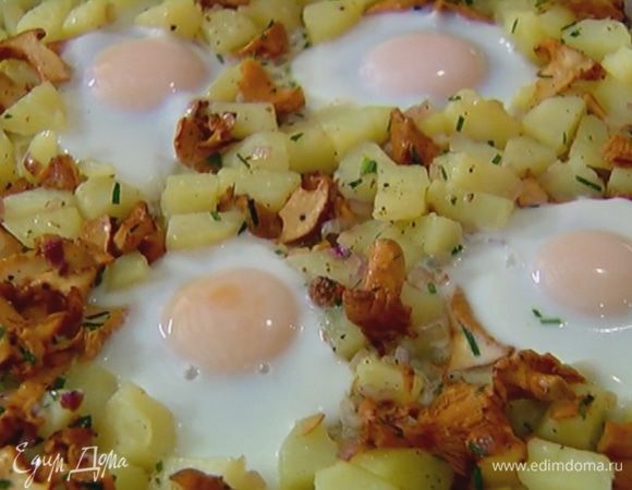 Отправить картофель с грибами и яйцами в духовку еще на 7–10 минут, чтобы яйца запеклись, а картофель зазолотился.