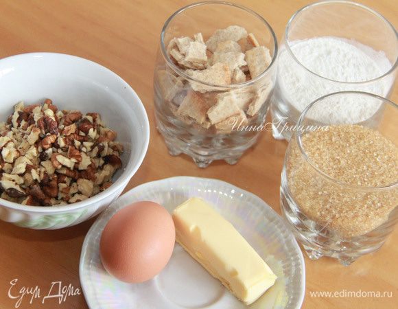 Подготовить продукты для коржа. Печенье и орехи размолоть в мелкую крошку.