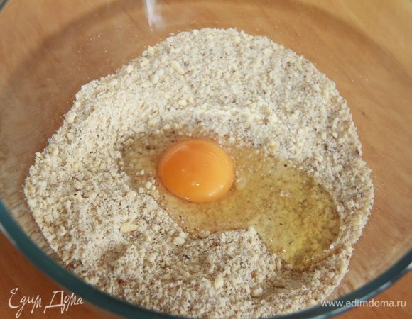 Соединить орехи, печенье, муку, сахар, масло и яйцо.