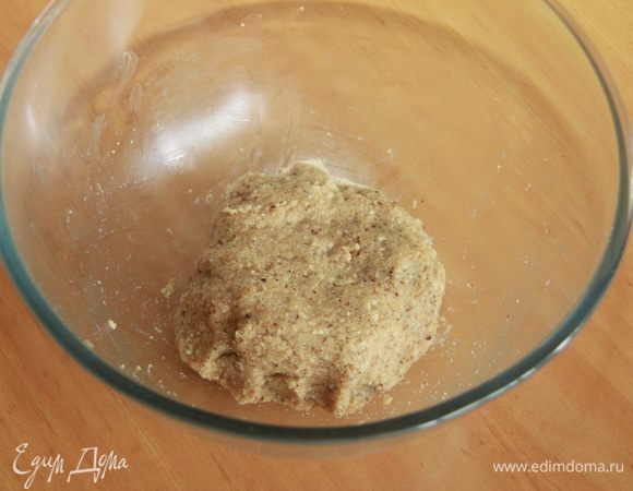 Замесить тесто, скатать в шар.
