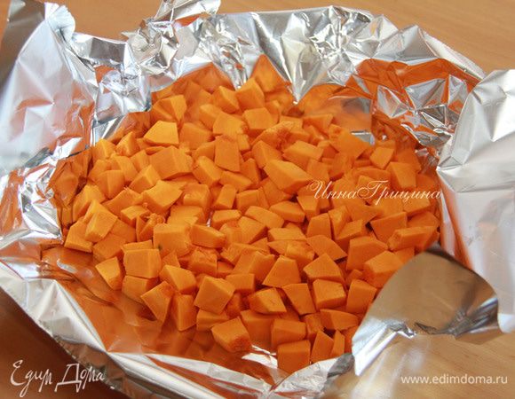 Займёмся начинкой. Очищенную тыкву порезать на кусочки, выложить на двойной слой фольги, запечатать и выпекать при 200*С примерно 30 минут. Остудить.