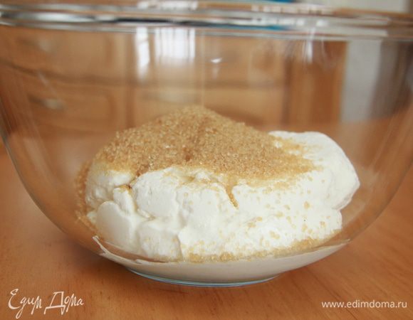 Соединить сливочный сыр и сахар.