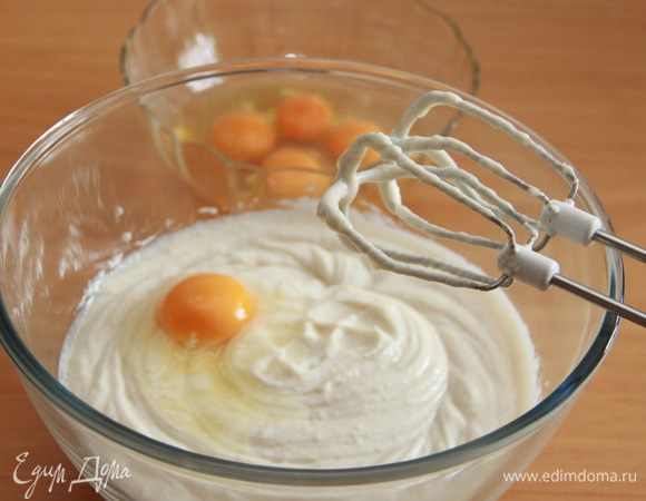 Соединить сливочный сыр и сахар.